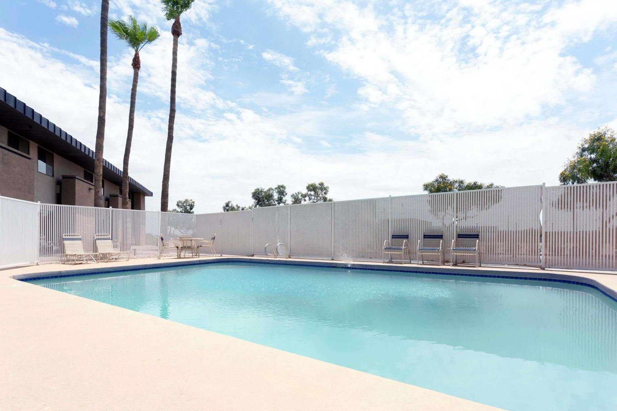 Super 8 By Wyndham Chandler Phoenix Exterior photo